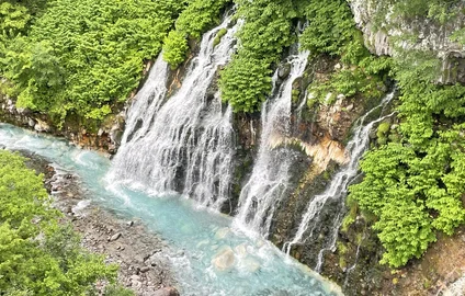 ブルーリバー橋から見た白ひげの滝と美瑛川