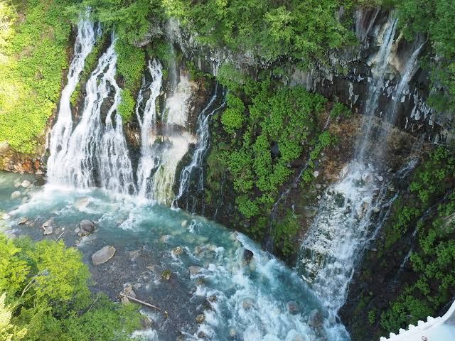 美瑛の白ひげの滝と青い美瑛川