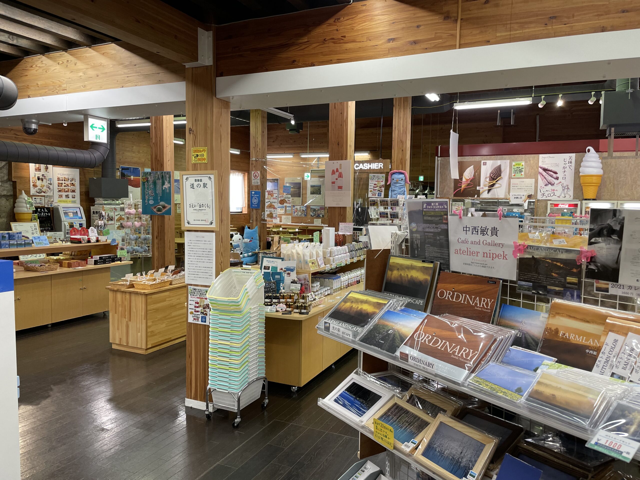 道の駅びえい丘のくらの館内に並ぶ美瑛の特産品やお土産